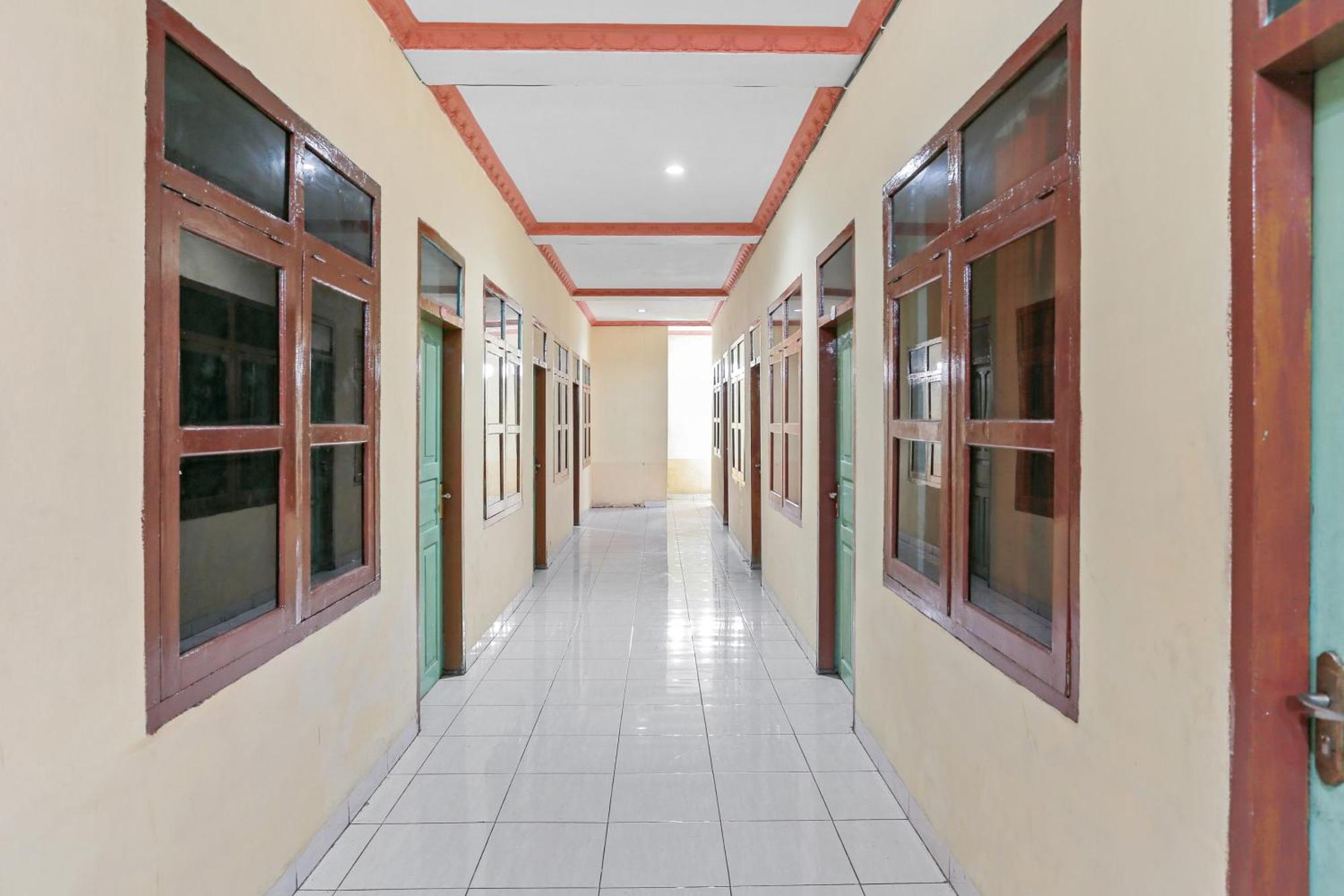 Oyo 93046 Hotel Fortuna Parepare ภายนอก รูปภาพ