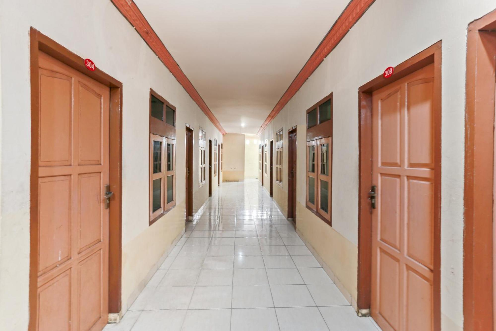 Oyo 93046 Hotel Fortuna Parepare ภายนอก รูปภาพ