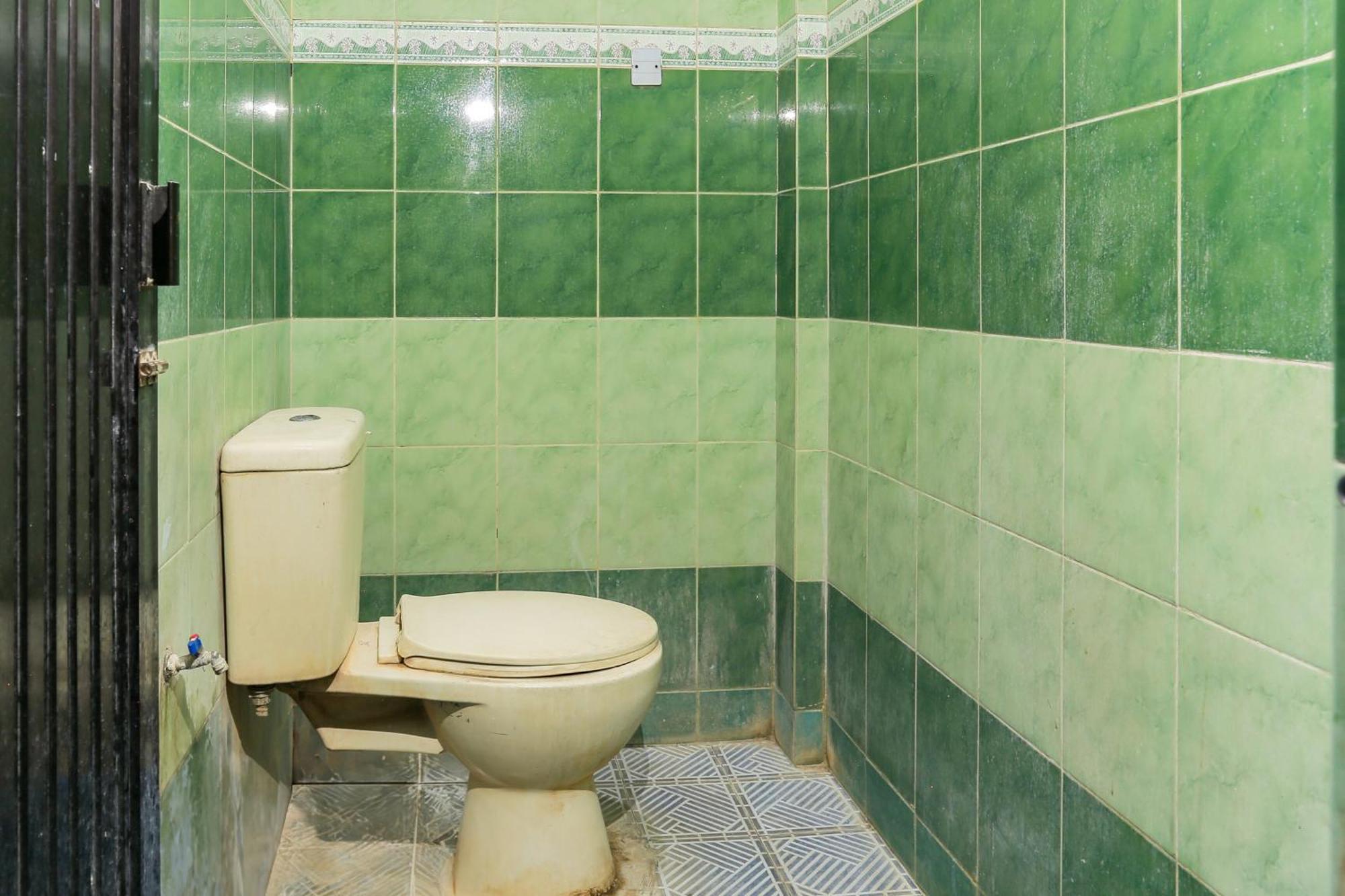 Oyo 93046 Hotel Fortuna Parepare ภายนอก รูปภาพ