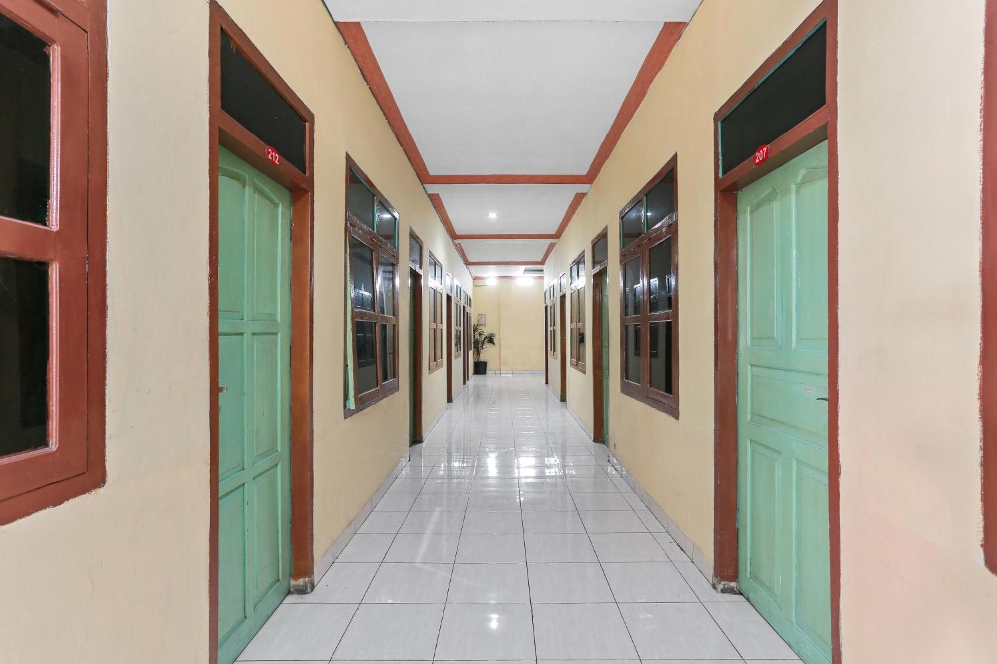 Oyo 93046 Hotel Fortuna Parepare ภายนอก รูปภาพ