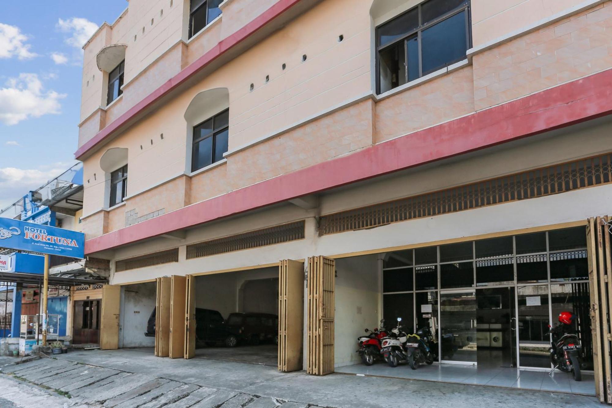 Oyo 93046 Hotel Fortuna Parepare ภายนอก รูปภาพ
