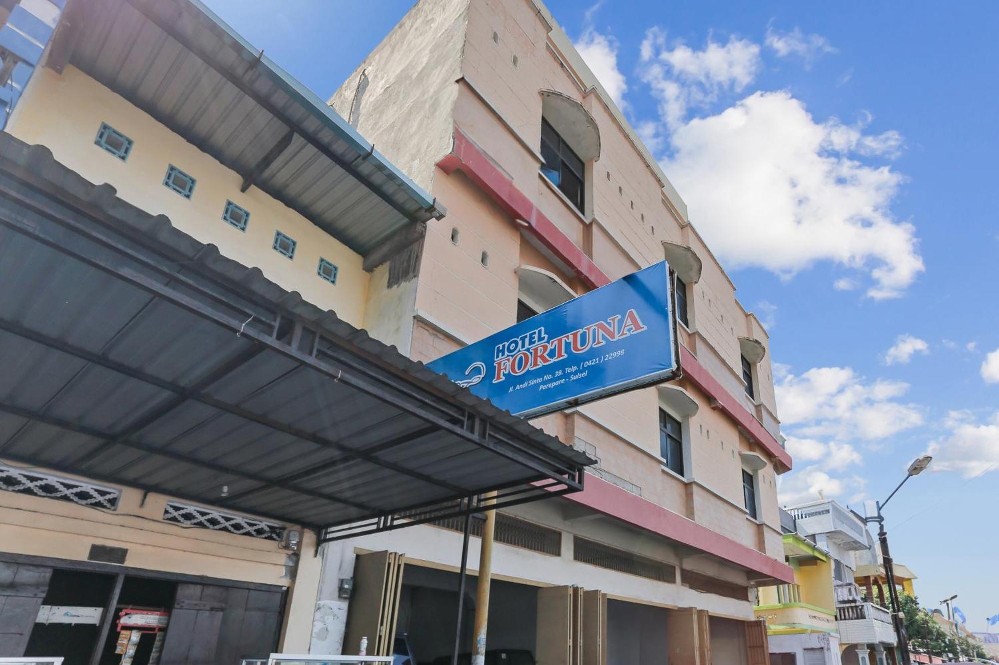 Oyo 93046 Hotel Fortuna Parepare ภายนอก รูปภาพ